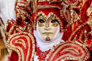 pessoas não identificadas usando máscaras de carnaval no carnaval de veneza em veneza, itália, por volta de fevereiro de 2022 foto