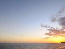 o oceano atlântico nas ilhas canárias ao pôr do sol foto