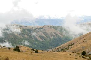 paisagem montanhosa no verão foto