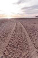 trilhas de rodas na areia foto