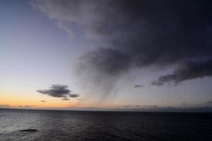pôr do sol sobre o oceano atlântico nas ilhas canárias foto