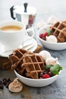 waffles de chocolate com merengues e café foto
