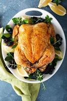 frango assado para feriado ou jantar de domingo foto