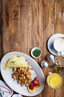 mesa de café da manhã com omelete, café e suco de laranja foto
