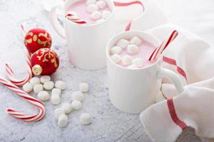 chocolate quente de menta com bastões de doces foto