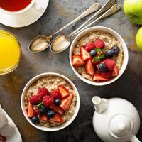 mingau de aveia cortado em aço com frutas frescas foto