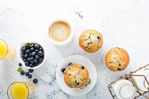 café da manhã iluminado e arejado com muffin de mirtilo foto