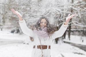 jovem mulher no inverno foto