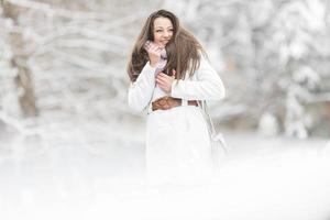 jovem mulher no inverno foto