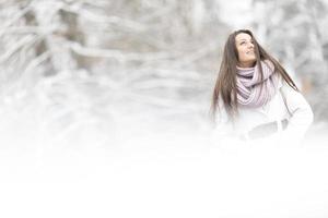 jovem mulher no inverno foto