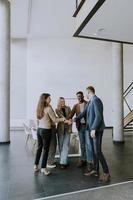 grupo de empresários positivos juntos no escritório foto