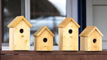 quatro casas de pássaros de madeira à venda foto