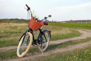 bicicleta clássica em um campo foto