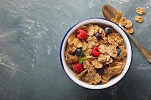 cereais saudáveis multigrãos com frutas frescas foto