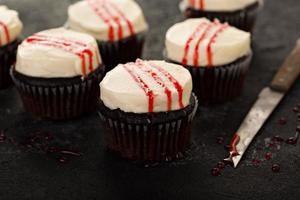 cupcakes assustadores com tema de halloween com sangue falso foto