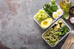 recipientes de preparação de refeição vegetariana com macarrão e legumes foto