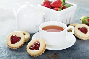 biscoitos de baunilha com recheio de morango foto