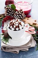 chocolate quente de natal com decorações festivas foto