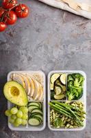 recipientes de preparação de refeição verde e saudável com frango e legumes foto