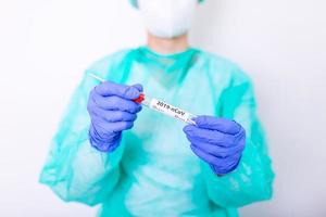 teste de laboratório de swab nasal covid-19 em laboratório hospitalar, enfermeira segurando tubo de ensaio com sangue para análise de 2019-ncov. novo conceito de teste de sangue de coronavírus chinês. foto