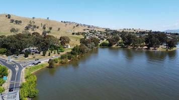 bellbridge é uma pequena cidade com localização ideal no lago hume, a uma curta distância de carro de albury-wodonga, encosta acima das águas do lago, fotografia aérea por drone. foto