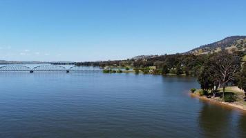 a ponte bethanga ou bellbridge é uma ponte rodoviária de treliça de aço que leva a riverina Highway através do lago hume, um lago artificial no rio murray na austrália. foto