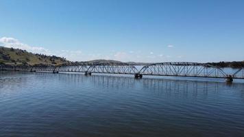 a ponte bethanga ou bellbridge é uma ponte rodoviária de treliça de aço que leva a riverina Highway através do lago hume, um lago artificial no rio murray na austrália. foto