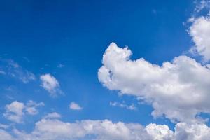 beleza de verão nuvens de gradiente azul com nuvens claras na luz do sol clima de inverno calmo brilhante paisagem turquesa brilhante durante o dia, desfoque de movimento, ruído e ganho. foto