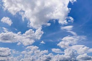 beleza de verão nuvens de gradiente azul com nuvens claras na luz do sol clima de inverno calmo brilhante paisagem turquesa brilhante durante o dia, desfoque de movimento, ruído e ganho. foto