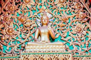 esculturas budistas em um templo em bangkok, tailândia, por volta de maio de 2022 foto