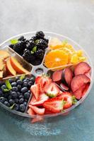 frutas e bagas variadas em um prato foto