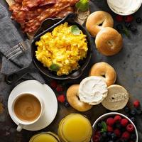grande café da manhã com bacon e ovos mexidos foto