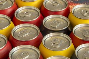 latas de refrigerante de calorias para uso conceitual representando a ingestão de calorias foto