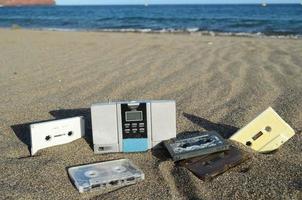 antiga cassete de música retrô na areia foto