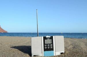 rádio vintage na praia foto