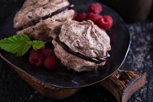 sobremesa de merengue com chocolate e framboesas foto