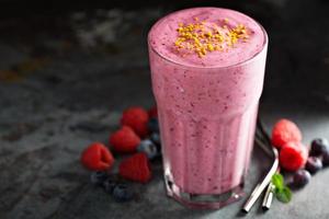 smoothie de frutas vermelhas em um copo alto foto