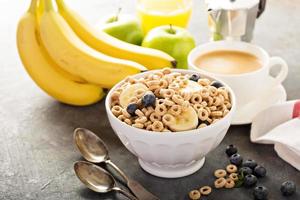 cereal frio saudável em uma tigela branca foto