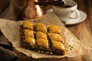 baklava caseiro com nozes e mel foto