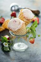 sorvete de morango em cones de waffle foto