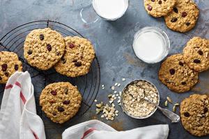 biscoitos de aveia saudáveis com frutas secas foto