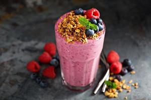 smoothie de frutas vermelhas em um copo alto foto