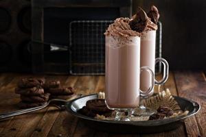 milk-shake de biscoito de chocolate em canecas altas foto