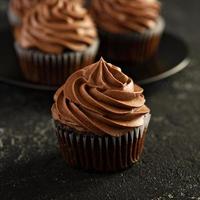 cupcakes de chocolate amargo com cobertura de ganache foto