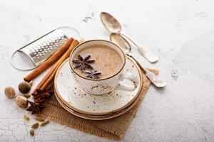 chá masala na xícara com especiarias de inverno foto