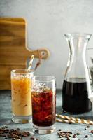 café gelado cold brew em copos altos foto