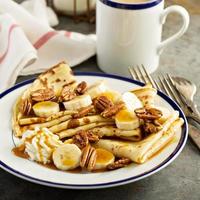 crepes com banana e caramelo foto