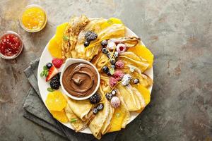 crepes finos com frutas frescas e bagas foto