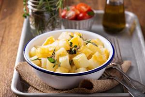 batata com queijo e ervas preparada na grelha foto