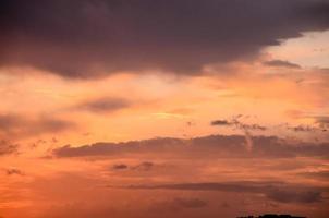 céu colorido ao pôr do sol foto